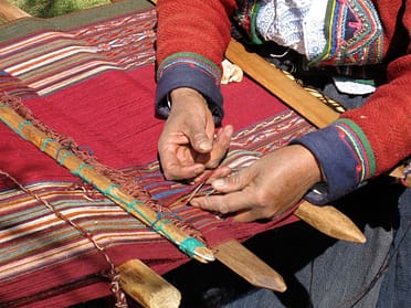Weaving-Chinchero-latin-excursions