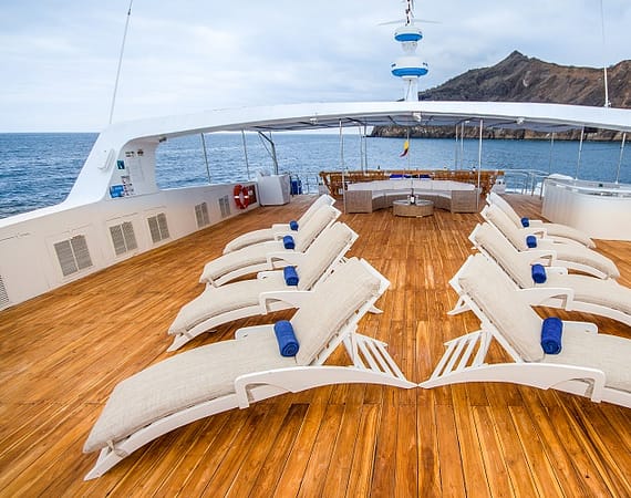 Archipel Galapagos Cruise sundeck