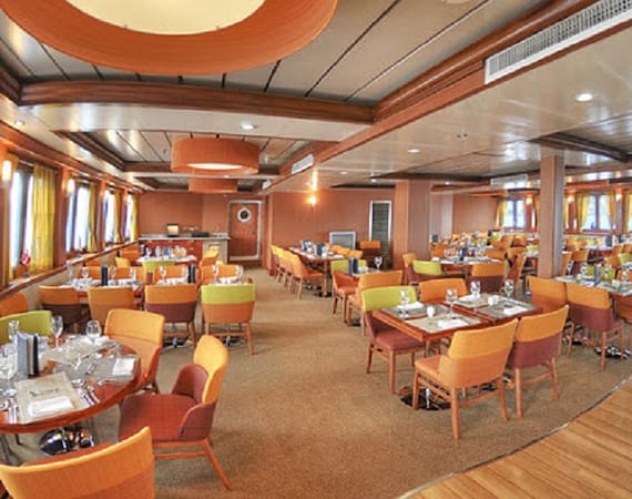 Santa Cruz II Galapagos Cruise dining room