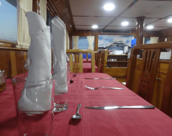 Fragata Galapagos Cruise dining