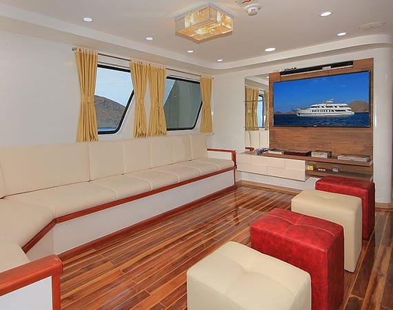 Grand Queen Beatriz Galapagos Cruise lounge